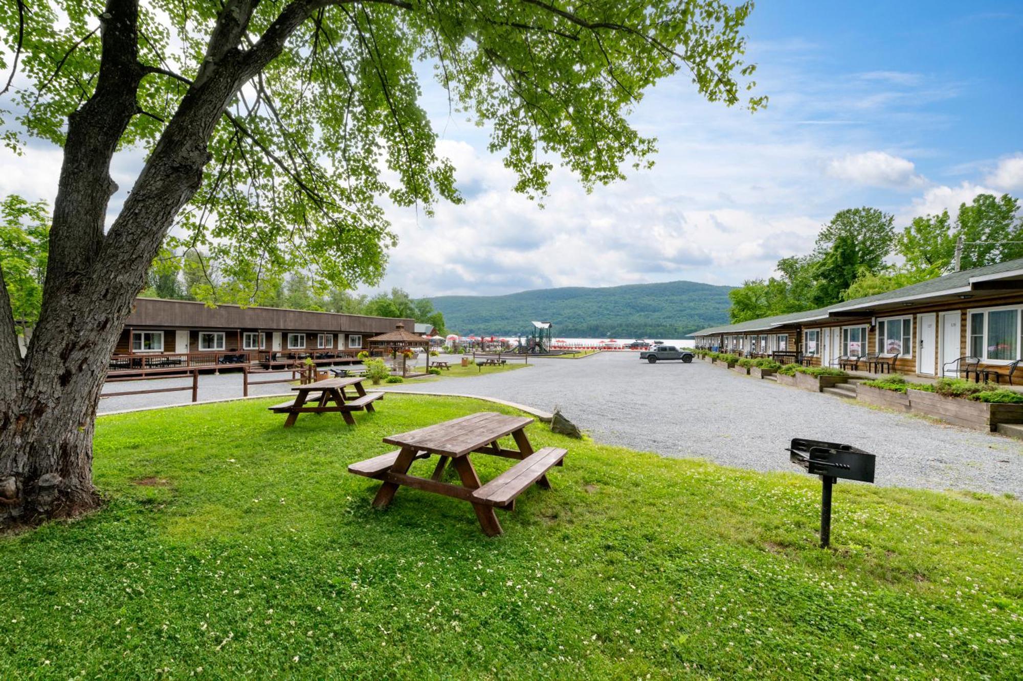 Scotty'S Lakeside Resort Lake George Exterior photo